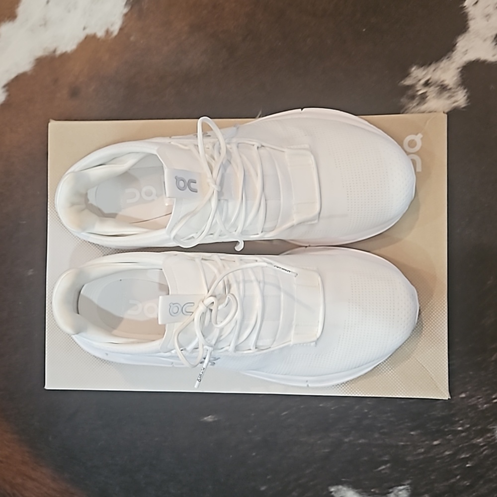 Mens White On Cloudnova Tennis Shoes 8.5 Linke New
